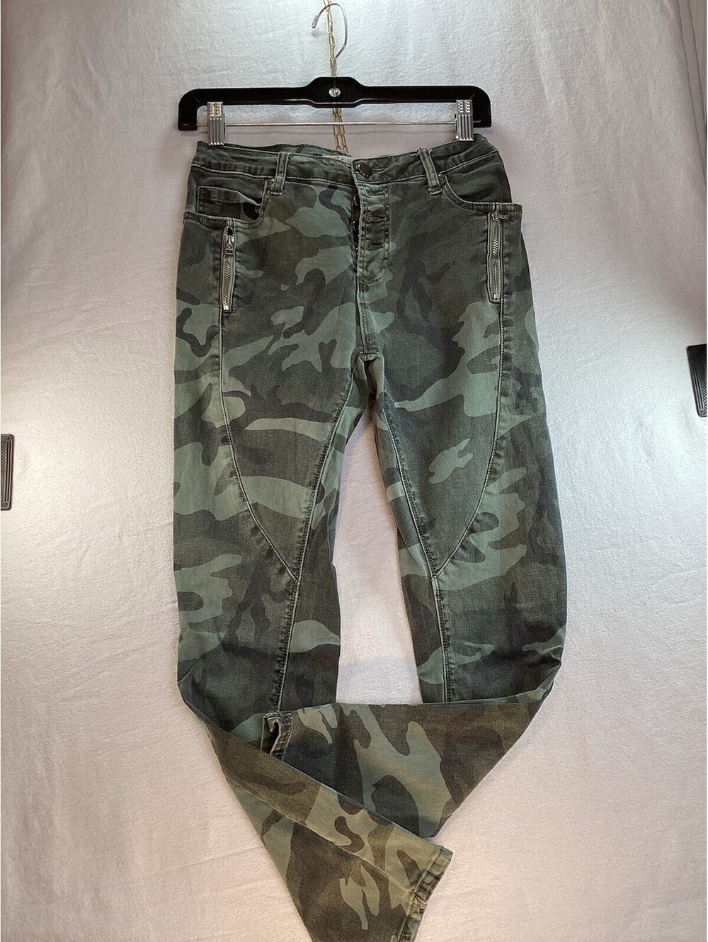 Elan Camo Jeans With Button Down Fly And Zipper Pocket Detail Size M